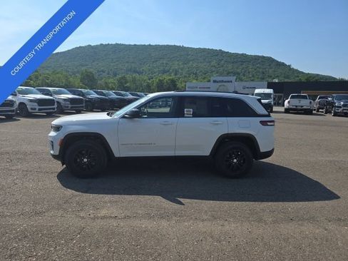 Certified 2023 Jeep Grand Cherokee Laredo AWD/4WD image 4