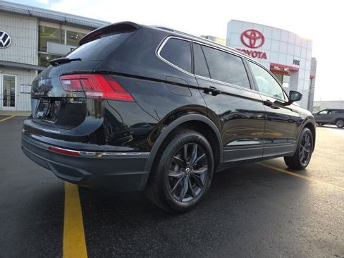 Used 2024 Volkswagen Tiguan SE w/ Panoramic Sunroof Package image 8