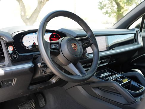 Used 2025 Porsche Cayenne AWD/4WD image 15