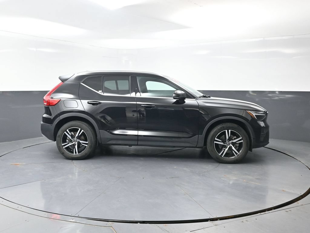 Used 2025 Volvo XC40 B5 Core AWD/4WD image 3