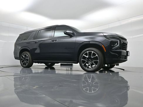 Used 2025 Chevrolet Suburban RST image 2