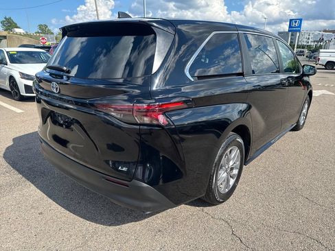 Used 2025 Toyota Sienna LE AWD/4WD image 8