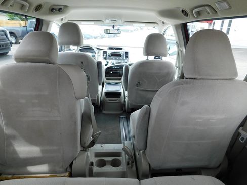 Used 2011 Toyota Sienna LE FWD image 12