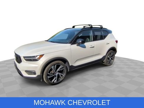 Used 2022 Volvo XC40 T5 R-Design w/ Climate Package AWD/4WD image 4