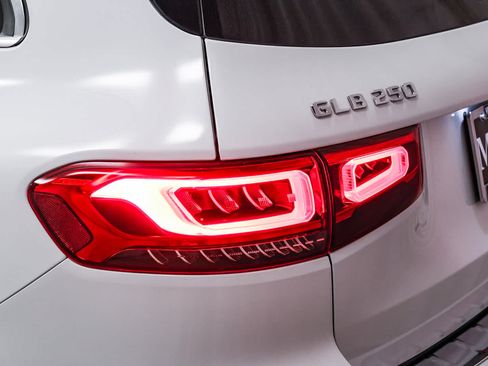 Used 2022 Mercedes-Benz GLB 250 4MATIC image 7