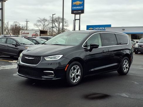 Used 2024 Chrysler Pacifica Limited image 1