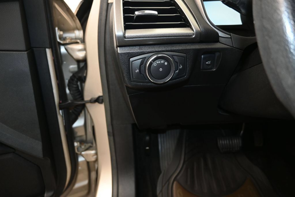 Used 2018 Ford Fusion SE w/ Fusion SE Technology Package FWD image 12