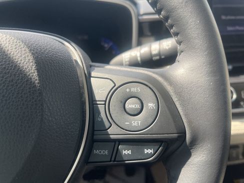 Used 2022 Toyota Corolla Cross XLE w/ Convenience Package image 15