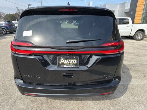 New 2026 Chrysler Pacifica Limited w/ S Appearance Package AWD/4WD image 7