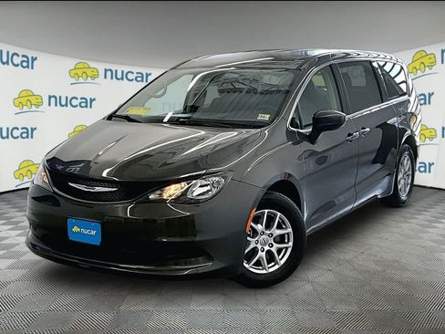 Used 2023 Chrysler Voyager LX FWD image 3