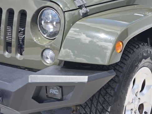 Used 2015 Jeep Wrangler Unlimited Sahara w/ Connectivity Group image 10