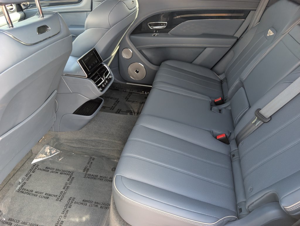 Used 2023 Bentley Bentayga Extended Wheelbase AWD/4WD image 32