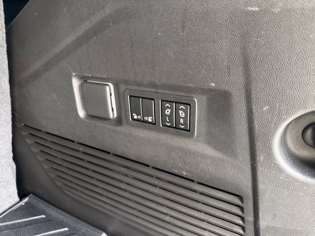 Used 2022 Chevrolet Tahoe High Country RWD image 36