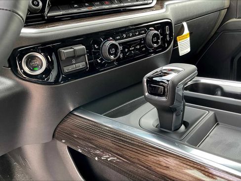 Used 2025 Chevrolet Silverado 1500 LT w/ Leather Package AWD/4WD image 19