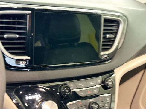 Used 2023 Chrysler Pacifica Touring-L image 4