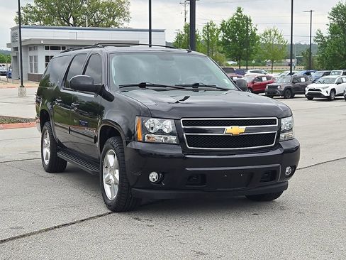 Used 2014 Chevrolet Suburban LT image 1