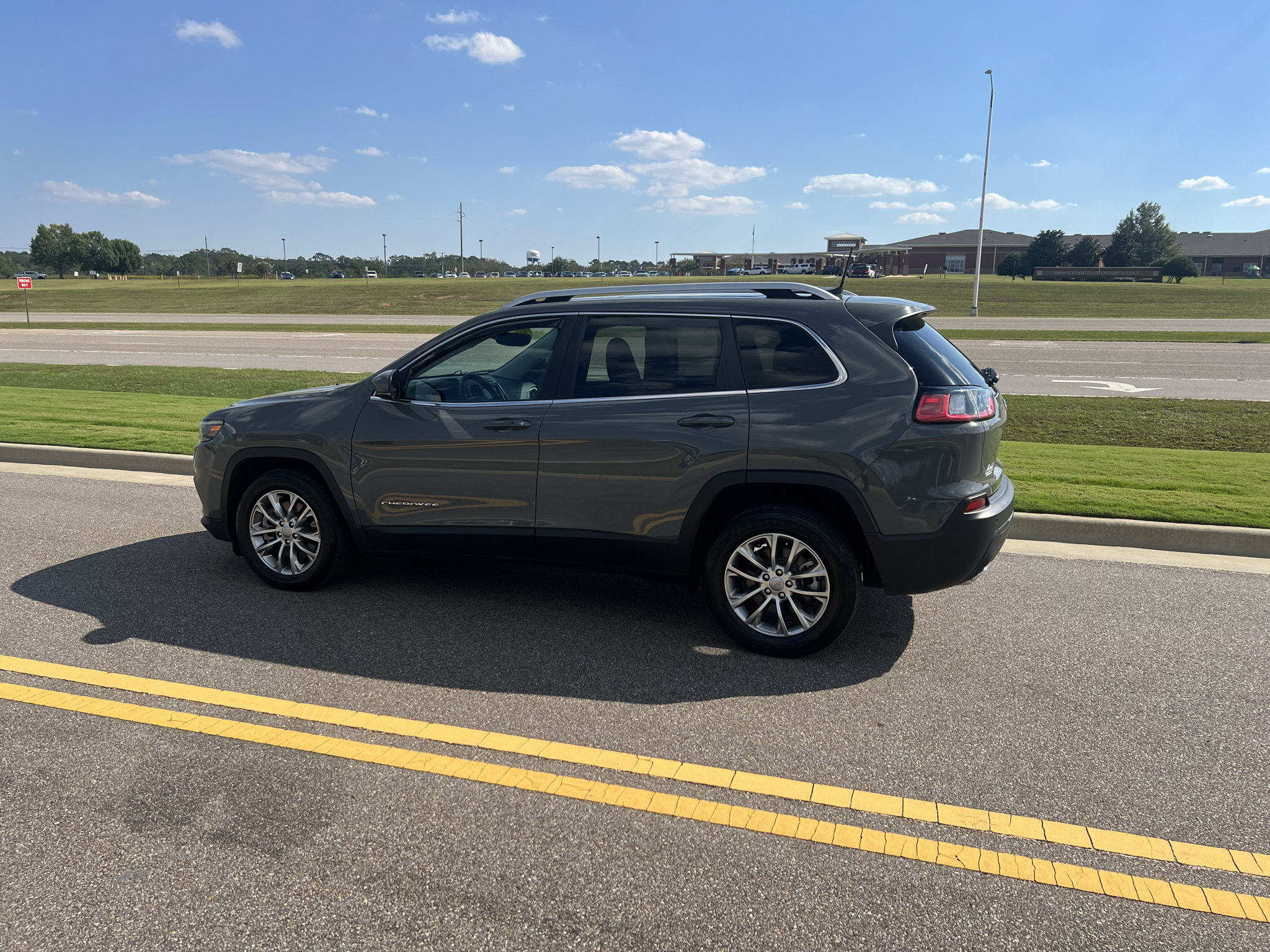 Used 2021 Jeep Cherokee Latitude Lux w/ Sun & Sound Group FWD image 8