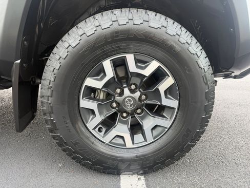 Used 2022 Toyota Tacoma TRD Off-Road AWD/4WD image 11
