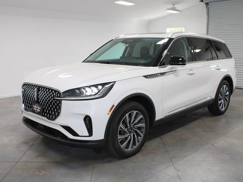 New 2026 Lincoln Aviator AWD image 3