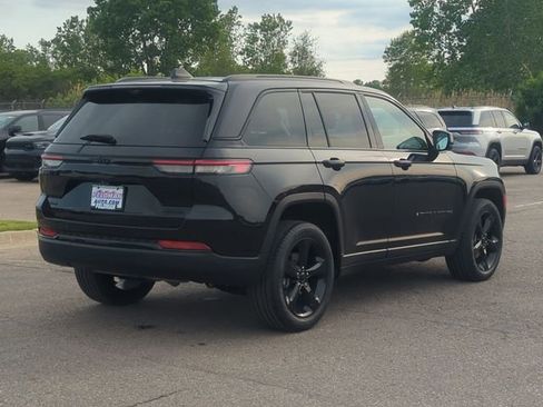 Used 2023 Jeep Grand Cherokee Limited w/ Luxury Tech Group II AWD/4WD image 3