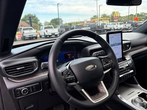 Certified 2023 Ford Explorer Platinum w/ Technology Package AWD/4WD image 17