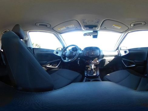 Used 2025 Kia Soul LX w/ LX Technology Package FWD image 42