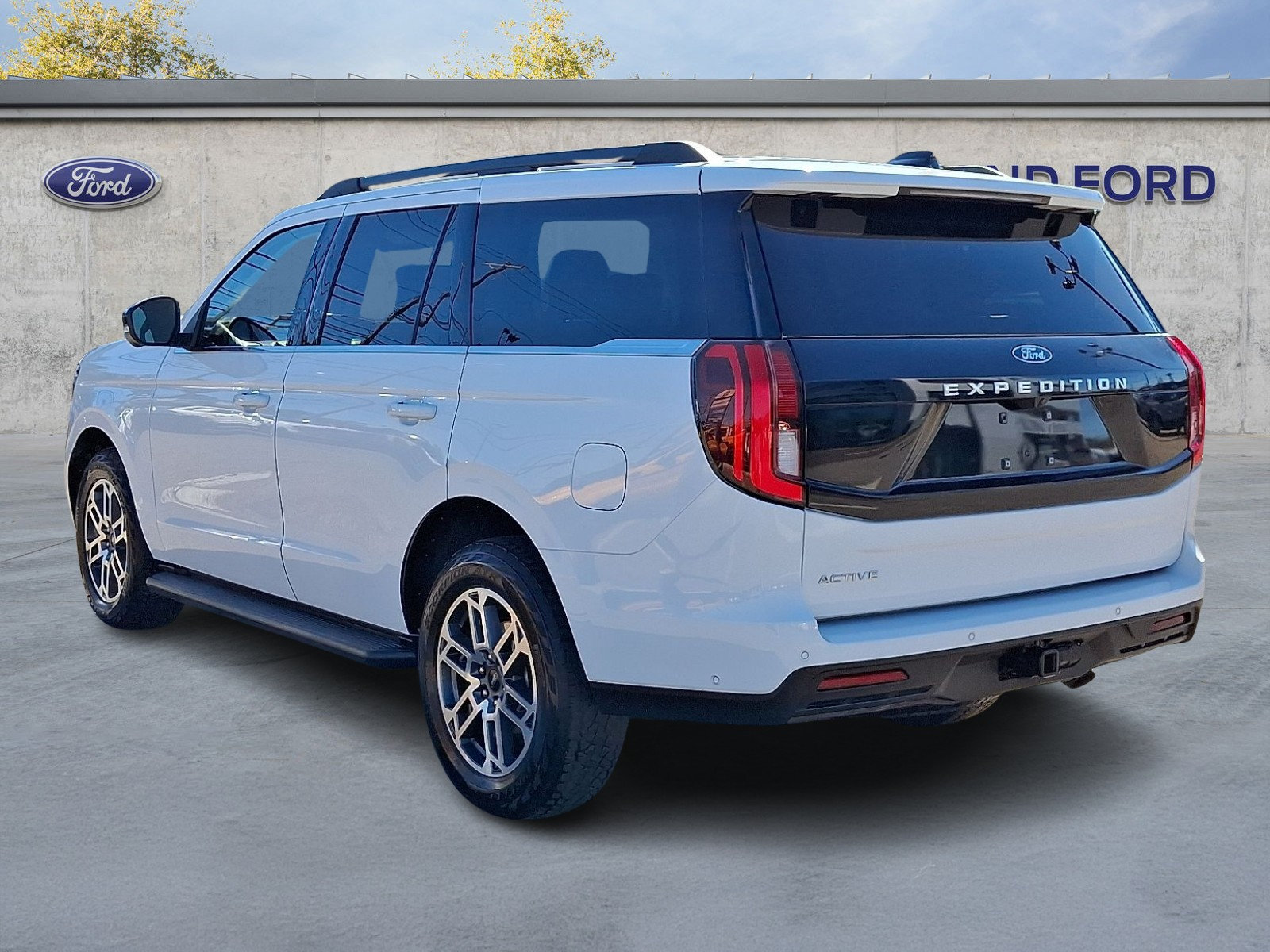 Used 2025 Ford Expedition Active AWD/4WD image 4
