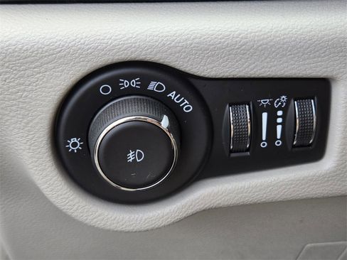 Used 2020 Chrysler Pacifica Touring-L image 37