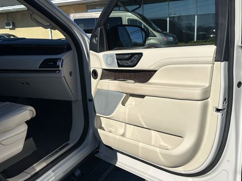 Used 2021 Lincoln Navigator Reserve w/ Luxury Package image 17