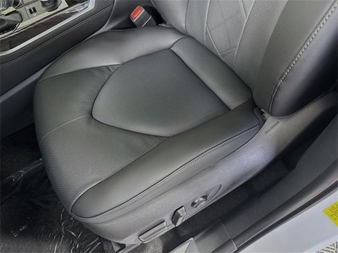 New 2025 Toyota Highlander Platinum image 18