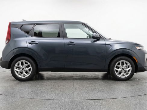 Used 2025 Kia Soul LX w/ LX Technology Package FWD image 11