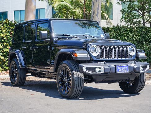 Used 2025 Jeep Wrangler Unlimited Sahara w/ Safety Group AWD/4WD image 2
