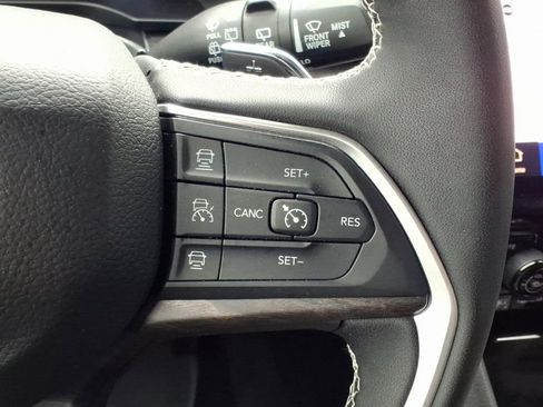 Used 2025 Jeep Grand Cherokee L Limited AWD/4WD image 19