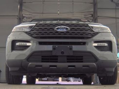 Used 2023 Ford Explorer XLT w/ Equipment Group 202A AWD/4WD image 3