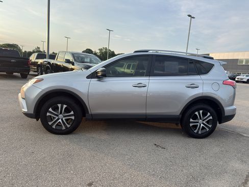 Used 2018 Toyota RAV4 LE FWD image 6