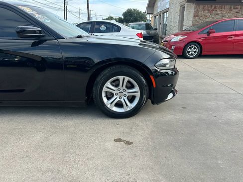 Used 2019 Dodge Charger SXT RWD image 12