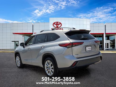 Used 2023 Toyota Highlander Limited FWD image 3