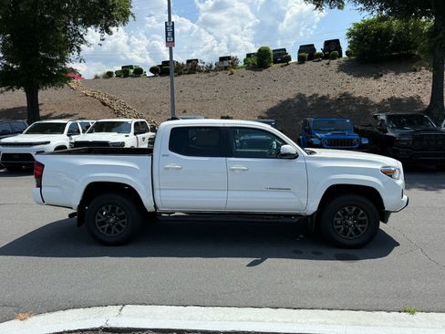 Used 2022 Toyota Tacoma SR5 w/ Technology Package RWD image 6