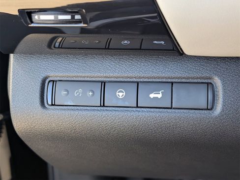 New 2025 Nissan Pathfinder SV image 18