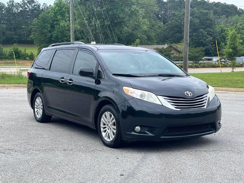 Used 2016 Toyota Sienna XLE FWD image 2