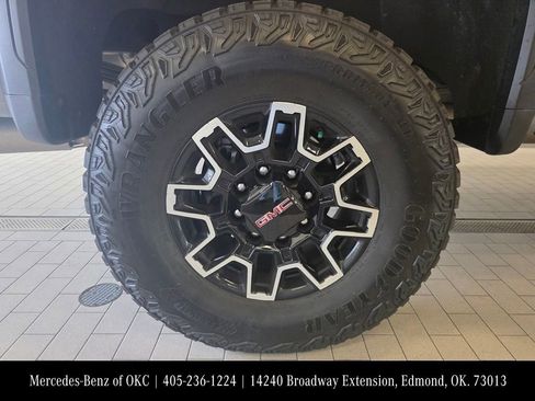 Used 2025 GMC Sierra 2500 AT4X AWD/4WD image 7