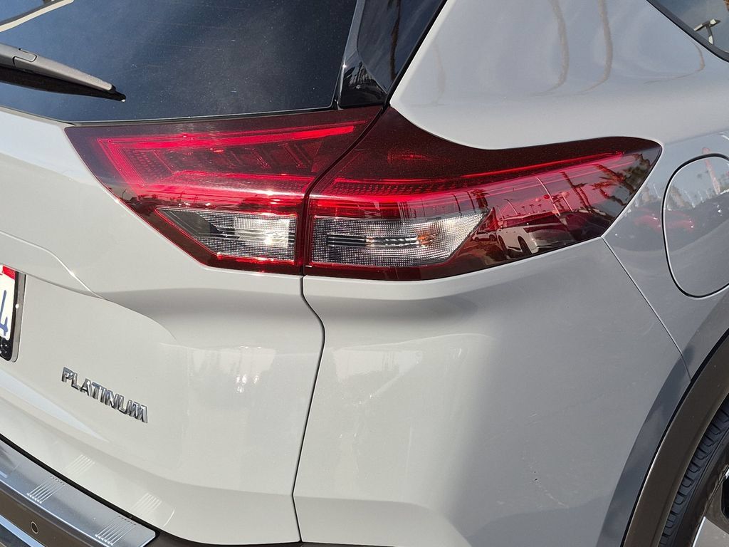 Used 2021 Nissan Rogue Platinum FWD image 11