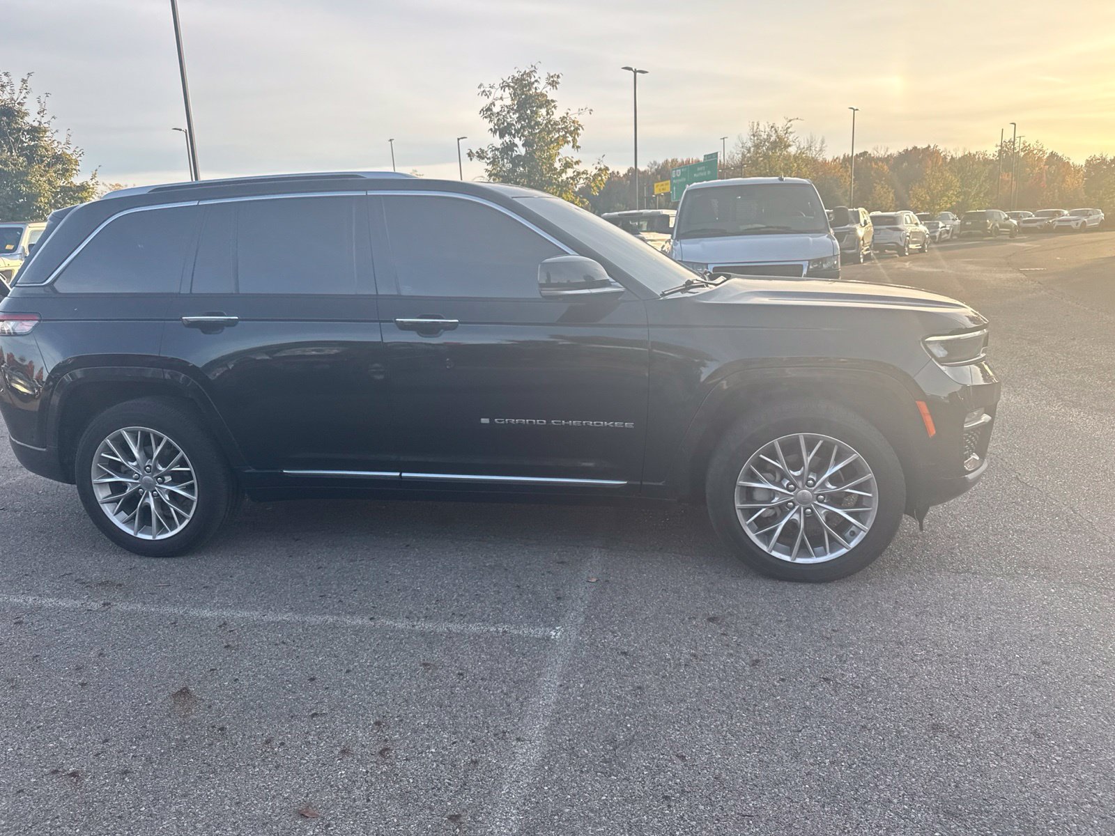 Used 2022 Jeep Grand Cherokee Summit w/ Luxury Tech Group V AWD/4WD image 4