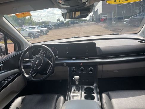 Used 2023 Kia Carnival LX image 13