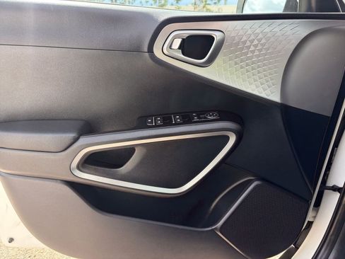Used 2025 Kia Soul LX w/ LX Technology Package FWD image 18