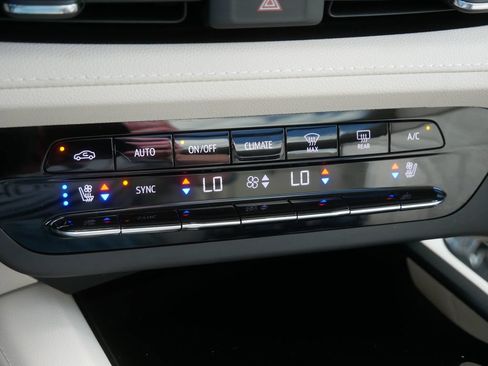 Used 2023 Buick Envision Avenir AWD/4WD image 27