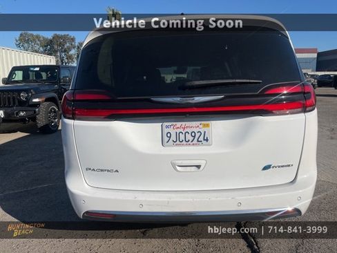 Used 2023 Chrysler Pacifica Touring-L image 6