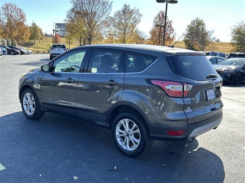 Used 2017 Ford Escape SE image 6