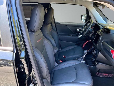 Used 2023 Jeep Renegade Trailhawk w/ Trailhawk Elite Group AWD/4WD image 7