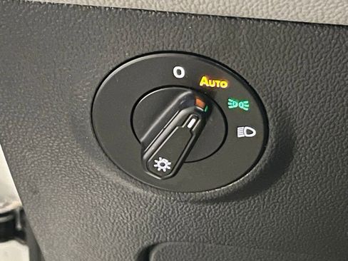 Used 2023 Volkswagen Taos SE w/ Panoramic Sunroof Package image 16